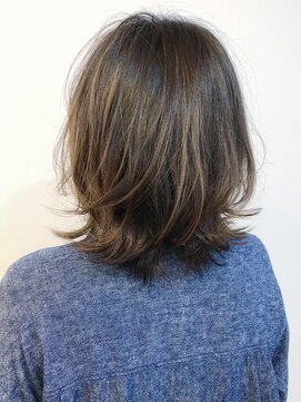 リコ(LIKO) 大人女子に人気！くびれミディアム☆レイヤー/ウルフ/ハイライト