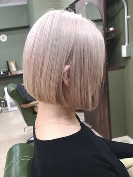 リリス(l'iris) ホワイトカラー×ぱつっとボブ大人可愛いミニボブ20代30代40代