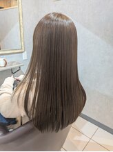 他店と一味違う【髪質改善×縮毛矯正】は、潤いと艶感に特化。触れたくなる様な質感で褒められる後ろ髪へ。