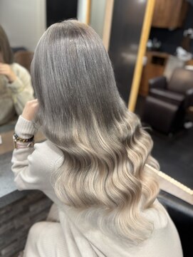 ラピス 横浜(Lapis) ホワイトシルバーブリーチカラーダブルカラー髪質改善エクステ