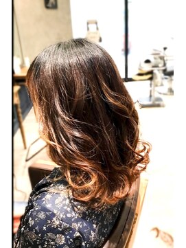 美容室 クリア セミロングカット