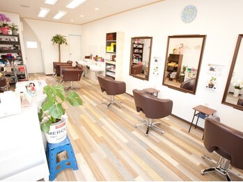 カットハウス エムジー エルア 泉大津店(Cut House MG elua)の写真/《駐車場あり》大型店が苦手な方にもオススメ◎少人数制サロンなので、周りを気にせずお寛ぎください☆