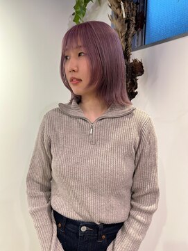 マド(Mado) 青みピンク外ハネ切りっぱなしボブ