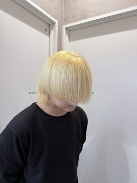 ウタリ(utari) 抜きっぱなしブロンド【難波 桜川/ケアブリーチ】