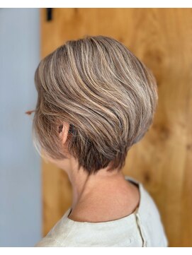 プレイ(pLAy) 白髪ぼかしカラーショートヘア