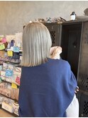 ハイトーンダブルカラーホワイトブロンドツヤ髪切りっぱなしボブ