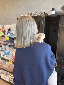 アチーブリス(achieve Liss) ハイトーンダブルカラーホワイトブロンドツヤ髪切りっぱなしボブ