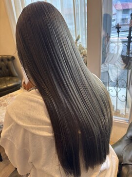 ラトゥアルーチェ(La tua Luce) オリーブベージュ