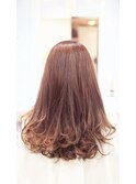 毛先にピンクベージュのハイライトを入れたレングス32