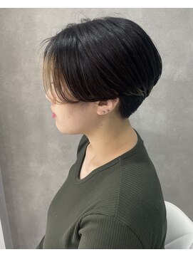  顔まわりデザインのフェイスフレーミングハンサムショート