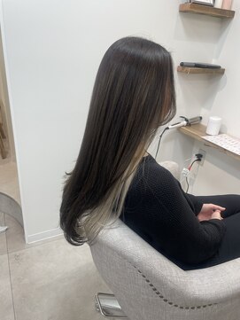 ◆ 深めグレージュとホワイトベージュのコントラストカラー◎