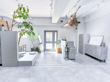 アオ(Ao)の雰囲気（【白とグレーを基調としたシンプルな空間】）