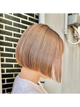 トラップヘアー ミルクティーベージュ×切っぱなしボブ
