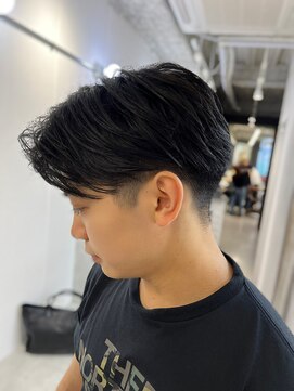 ボンドストーリーホワイト(BondStory White) 刈り上げセンターパート