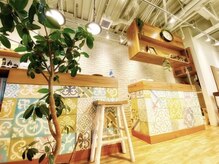 エイチ ヘアアンドメイク(eich hair&make)の雰囲気（大きな窓、カラフルなタイルも目印。駅近、駐車場完備）