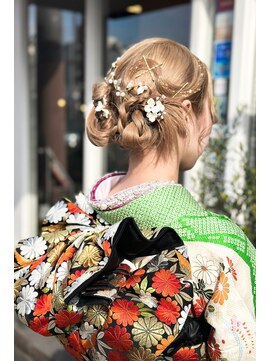 アーリアエスウーノ(A:ria es uno) シンプルシニヨン/カチモリヘア