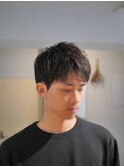 刈り上げない短髪。絶妙なダウンバング。