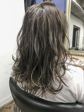 アクトゥス(AEQUITAS) ベージュブラウンハイライトミディ