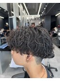センターパート×緩めツイストスパイラルパーマ
