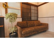 ヨハク(yohaku)の雰囲気(ご家族でご来店でも大丈夫な広々とした待合になります)