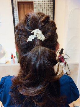 ラ カスタ マ メゾン イトエ(La CASTA ma maisonn'ee itoe) 【itoe】編み込みルーズハーフアップ