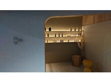 オム(omu)の雰囲気(選ばれた職人の方によって仕上げられた店外の左官壁)