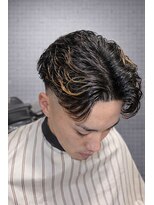 ワンワンオー バーバーショップ 長浜店(@110 BARBER SHOP) センターパート×フェード×ハイライトで創る、エッジの効いた男
