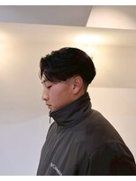 シーンバイラッド ヘルム(SCENE by RAD helm)&nbsp;好印象なビジネス向けセンターパートツーブロックメンズカット