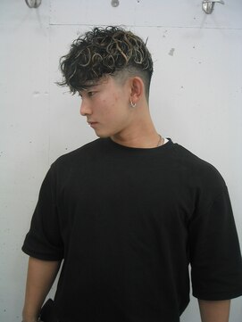 ウェルネス(Wellness) スペインカール、スキンフェード、フェード