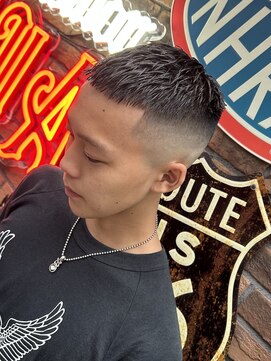 ムア(MUA) クロップ　フェードカット　スキンフェード