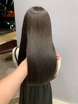 リュドール 名駅(Rue D'or) 品よくまとまる、大人の美髪ストレート