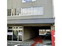 ダダ(DaDa)の雰囲気(建物の下を通っていただくとすぐ駐車場になります。3台駐車可。)