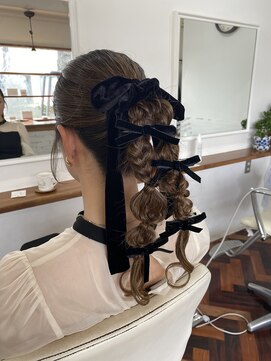 ヘアーアンドメイクアップモパ 編みおろしヘア