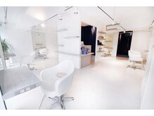 ポロン(polon)の雰囲気（白を基調とした洗練され、ゆったりとした空間の上質サロン♪）