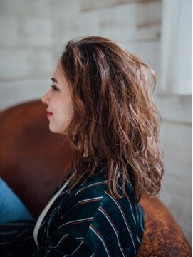 エミタス 練馬(emi+ Hair & eyelash) 小顔カット＋ 低刺激コスメパーマ (シャンプー付) 　7500　円