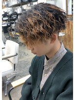 リヴ オオサカ(LIV OSAKA)&nbsp;ツイストスパイラルパーマ　センターパート　ツイスパ　ツイスト