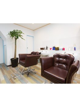 白を基調とした清潔感溢れる店内で、ゆったりとした時間をお過ごし下さい♪大型店が苦手な方にオススメ☆