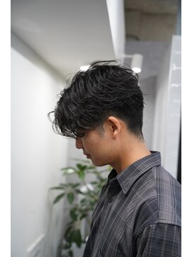 クロムトウキョウ ザ バーバー ネオン 新宿店(CHROM TOKYO the Barber ne/on) フェザーパーマ×センターパート