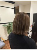 切りっぱなしボブ（外ハネアレンジ)