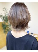 ショートウルフ ホワイトグレージュ コンマヘア くすみブルー