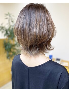 ヘアアンドメイクフリッシュ(HAIR&MAKE FRISCH) ショートウルフ ホワイトグレージュ コンマヘア くすみブルー