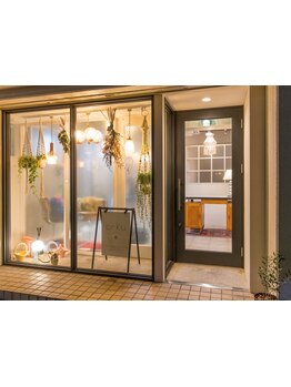 大きくて賑やかな美容室が苦手なお客様必見。ひっそりと静かな場所で初めてなのに落ち着くのがorkuです。