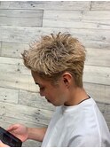 おしゃれメンズのハイトーンカラー＋スパイキーショート
