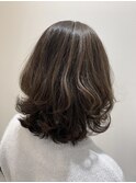 グレーカラーでも明るく柔らかく、ヌーディーライラック