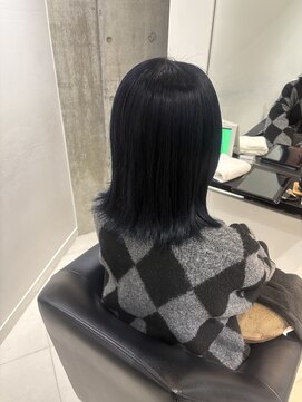 ツヤっと輝くブルーブラック