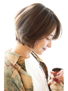 レウナ 外苑前(Reuna) 耳にかけても可愛いひし形ショートボブ