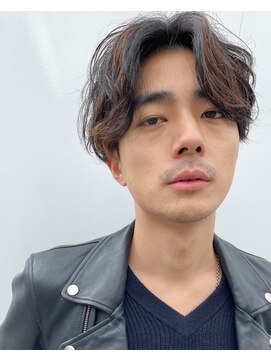 ユノ(juno) くせ毛風メンズミディアムパーマスタイル　かきあげ