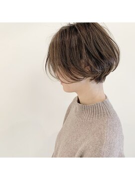 デフィー(DEFY) マッシュショートスタイルにシアーグレージュカラー