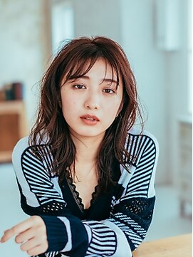 アデリタ(Adelita) 透明感のあるナチュラルなロング