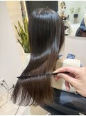 ストレートでも決まる艶感　髪質改善TR